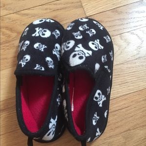 ➡️2/$10⬅️EUC! Toddler size Crossbone slippers ! ☠️